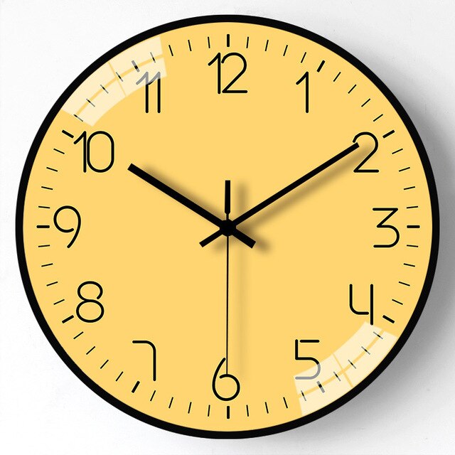 Moderne eigentijdse wandklok met stil uurwerk