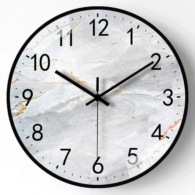 Moderne eigentijdse wandklok met stil uurwerk