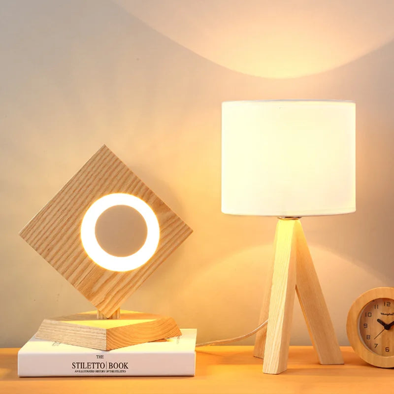 Scandinavische Tafellamp met houten voet